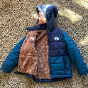 Boys XS (6) North Face reversible Jacket